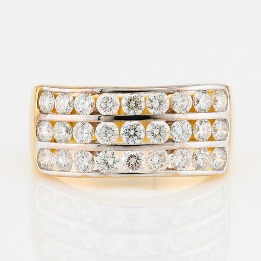 แหวนทองประดับเพชรสามแถวดีไซน์โดดเด่น